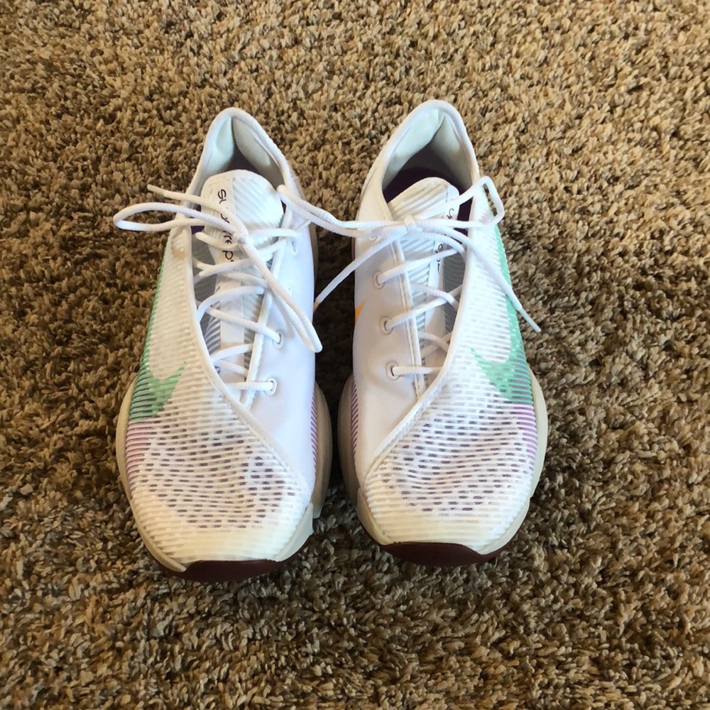 Womens 8 white Nike tennis shoe